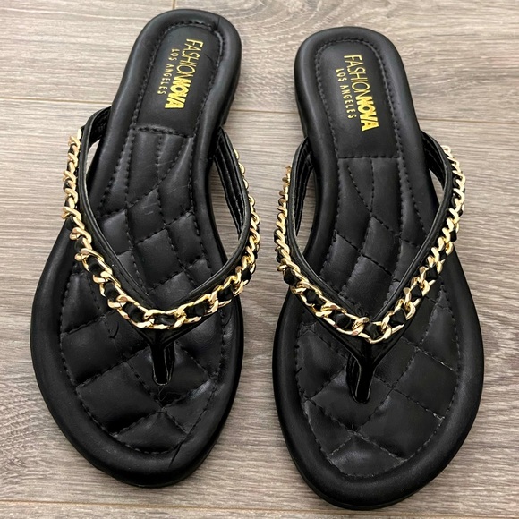 FASHION NOVA black quilted flat flip flops - Picture 4 of 7